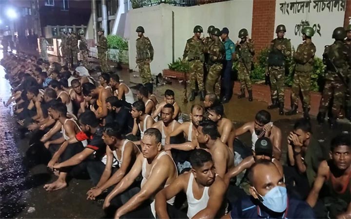 সচিবালয় থেকে ৪ শতাধিক আনসার সদস্য আটক