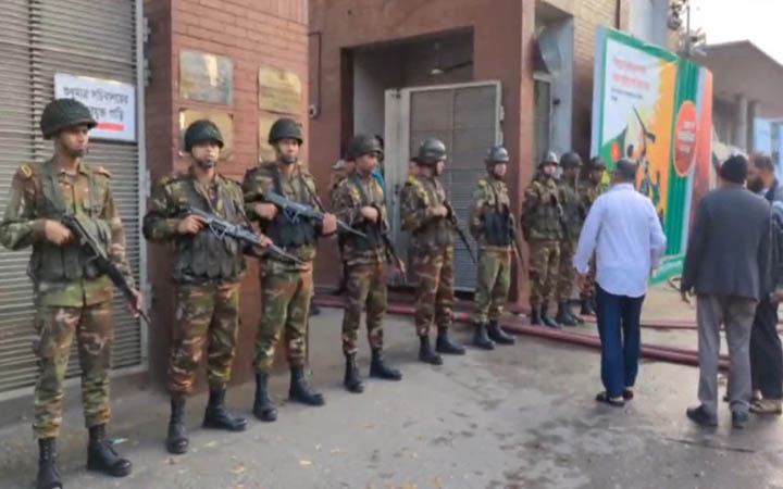 সচিবালয় গেটের সামনে অবস্থান নিয়েছে পুলিশ-সেনাবাহিনী