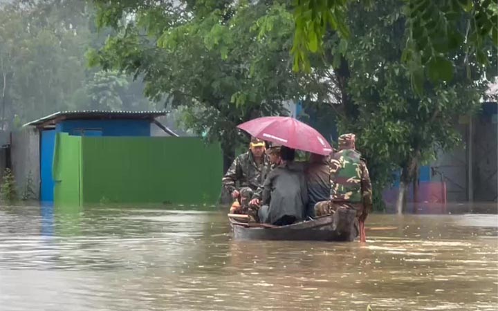 বন্যায় বিপর্যস্ত ফেনী, সেনাবাহিনী প্রস্তুত; হেল্পলাইন চালু