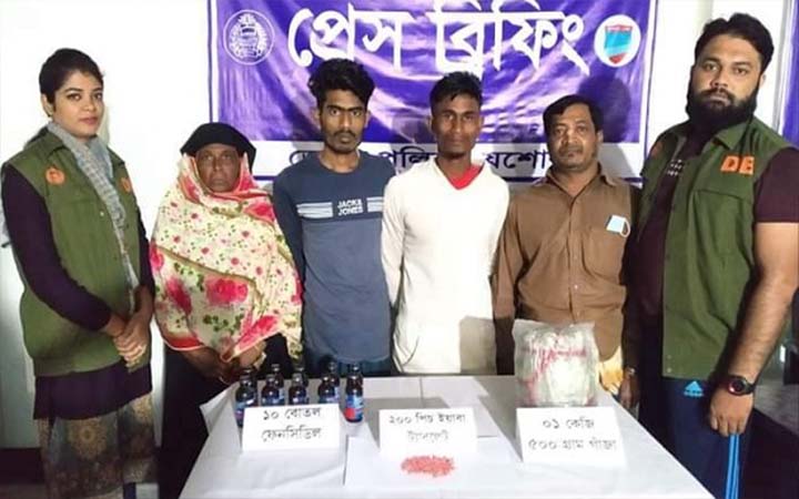 বিপুল পরিমাণ মাদকসহ আটক ৪