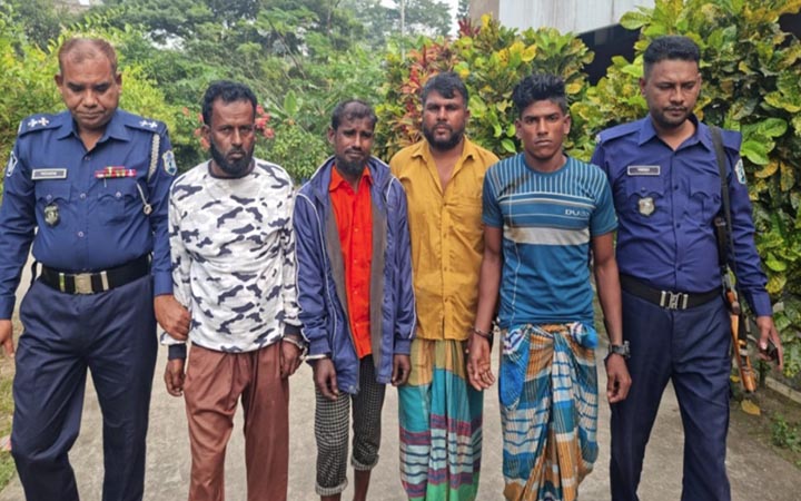 মেঘনায় ড্রেজারসহ বাল্কহেড জব্দ, গ্রেফতার ৪