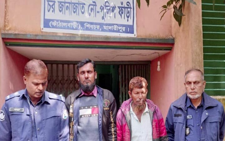 পদ্মায় অবৈধভাবে বালু উত্তোলনের দায়ে আটক ২