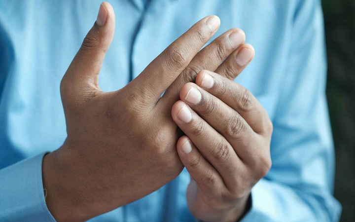 শীতে বাড়ে বাতের ব্যথা, এসব খাবার খেলে বিপদ!