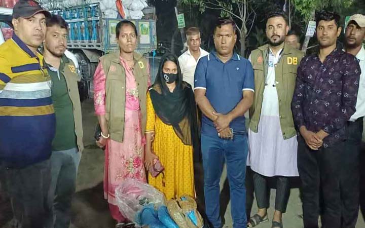 বাগেরহাটে গাঁজাসহ দুই নারী মাদক চোরাকারবারি আটক