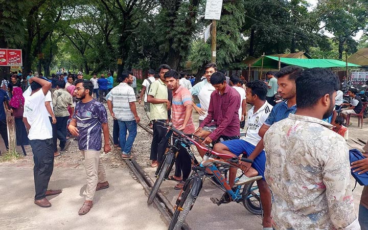 ৬ দাবিতে বাকৃবি শিক্ষার্থীদের রেলপথ অবরোধ