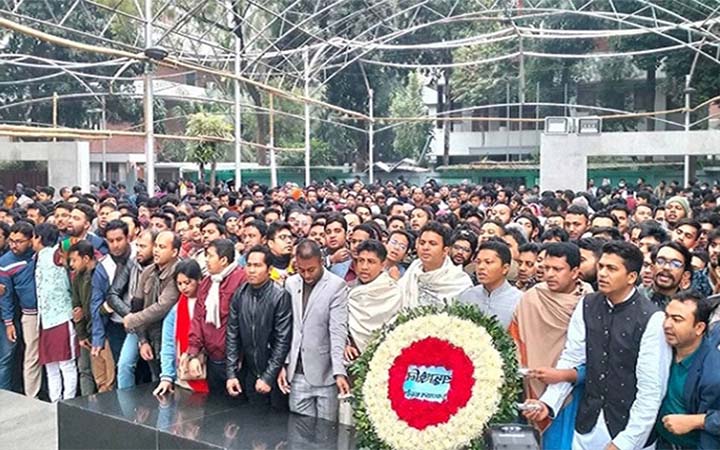 প্রতিষ্ঠাবার্ষিকীতে বঙ্গবন্ধুর প্রতিকৃতিতে ছাত্রলীগের শ্রদ্ধা