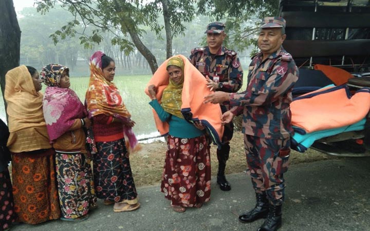 যশোরে শীতার্ত ছিন্নমূল মানুষের মাঝে কম্বল বিতরণ বিজিবির