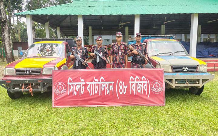 সীমান্তে চিংড়ির রেণু পোনাসহ পৌনে ২ কোটি টাকার চোরাই পণ্য আটক