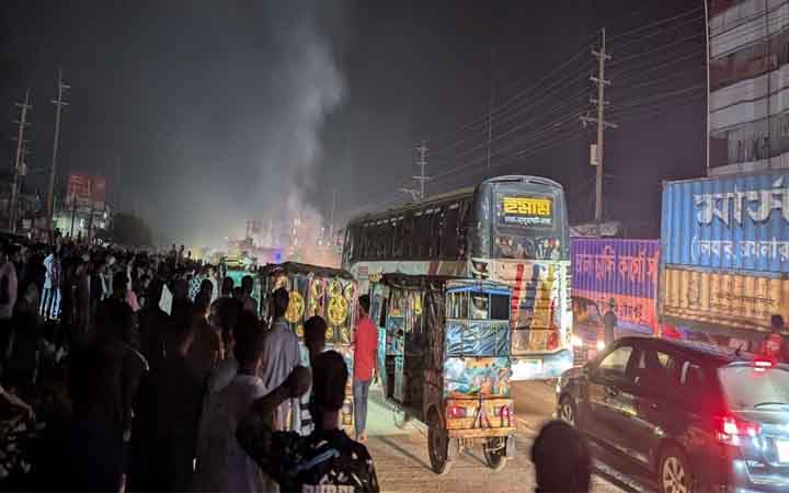 ভালুকায় ব্যবসায়ীদের ধাওয়া খেয়ে পালালেন ইউএনও, গানম্যান আহত