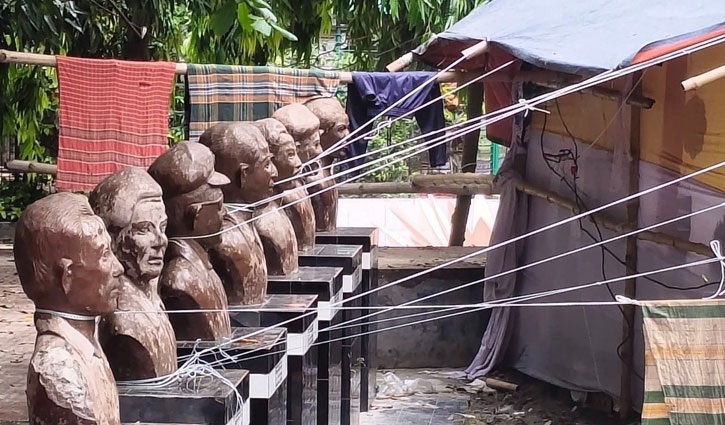 বীরশ্রেষ্ঠদের গলায় দড়ি বেঁধে স্টল, সমালোচনার ঝড়