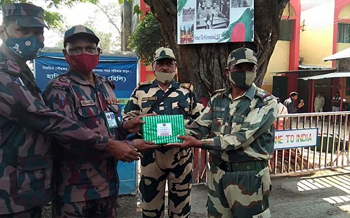 হিলি সীমান্তে বিএসএফকে বিজিবির মিষ্টি উপহার