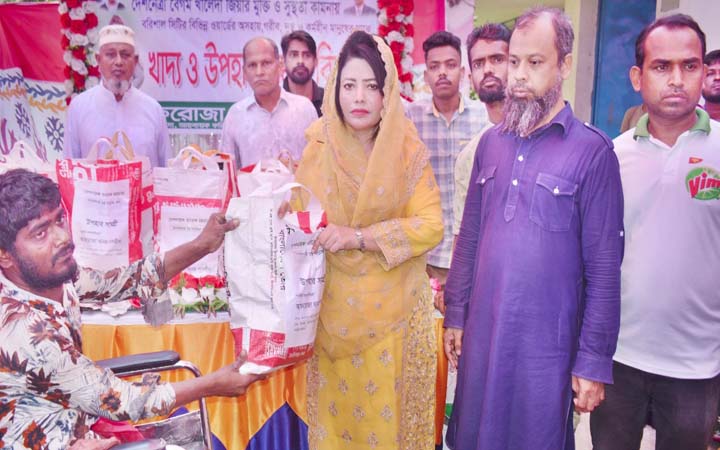 বরিশালে বিএনপির ঈদ উপহার বিতরণ