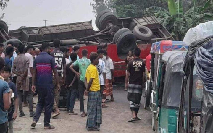 বিআরটিসির যাত্রীবাহী বাস উল্টে আহত ১৫