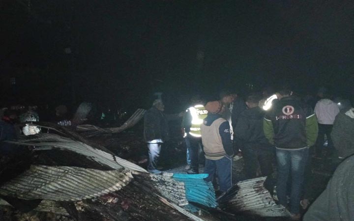 বাগেরহাটে ৮ দোকান পুড়ে ছাই