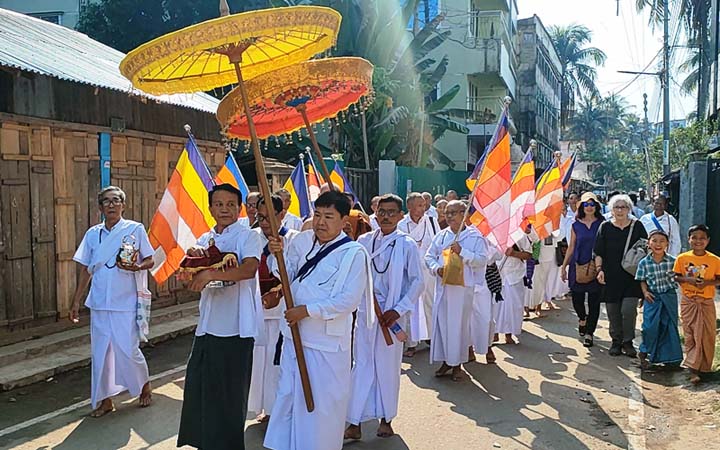 বান্দরবানে বুদ্ধমূর্তি স্নান উপলক্ষে বর্ণাঢ্য শোভাযাত্রা