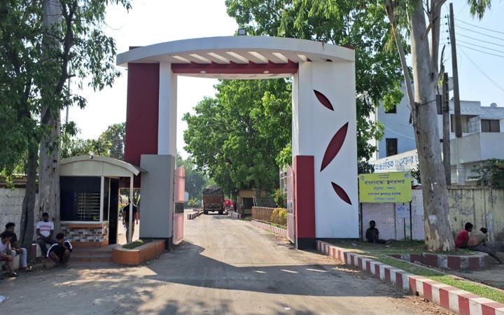 বাংলাবান্ধা স্থলবন্দরে আটকে গেছে প্লাস্টিক পণ্যের ট্রাক