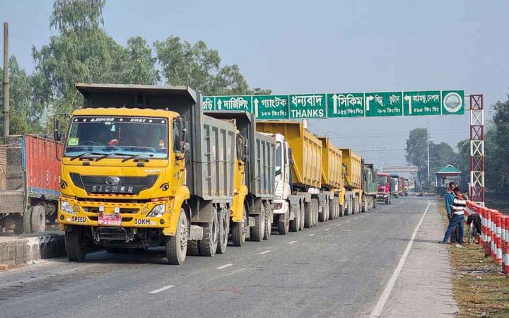 বাংলাবান্ধায় আটকা পড়েছে ভুটানি পাথর বোঝাই ১৪৮টি ট্রাক