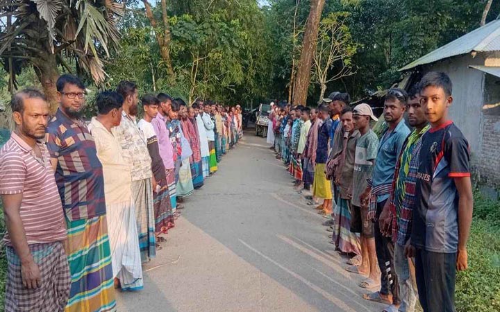 ইটভাটা বন্ধের দাবিতে এলাকাবাসীর মানববন্ধন