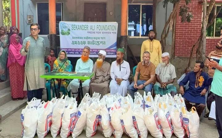 সেকান্দার আলী ফাউন্ডেশনের উদ্যোগে মৌসুমি ফল বিতরণ