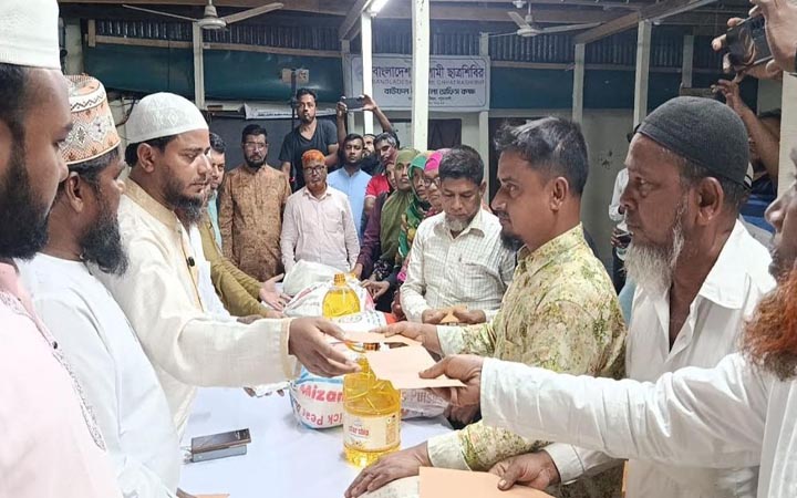 বাউফলে জুলাই শহীদ পরিবারের মাঝে ঈদ সামগ্রী বিতরণ