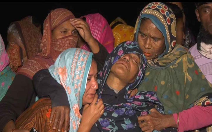 ভোলায় বাল্কহেডের ধাক্কায় নৌকাডুবি, জেলে নিখোঁজ