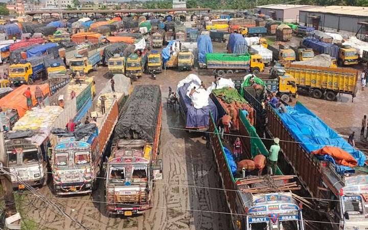 ভোমরা বন্দরে ৩ দিনে দুই হাজার টন পেঁয়াজ আমদানি