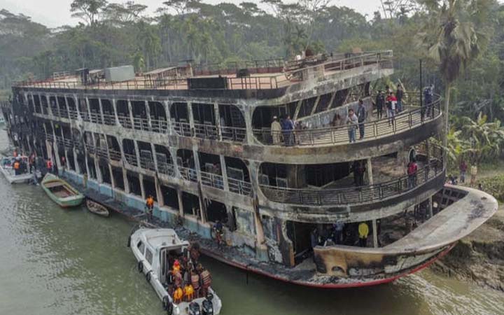 সুগন্ধা নদীতে মধ্যরাতে পুড়ে যাওয়া লঞ্চটিতে কী ঘটেছিলো?