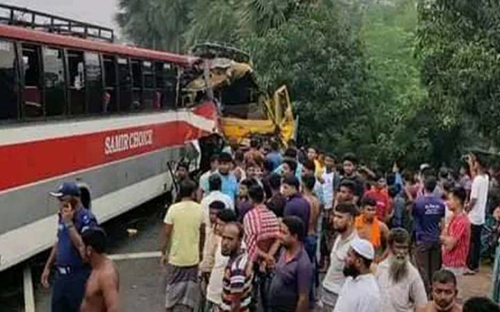 বগুড়ায় বাস-ট্রাকের মুখোমুখি সংঘর্ষ, আহত ১৫