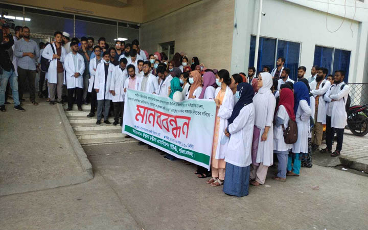 বগুড়ার শজিমেক হাসপাতালে ইন্টার্ন চিকিৎসকদের কর্মবিরতি