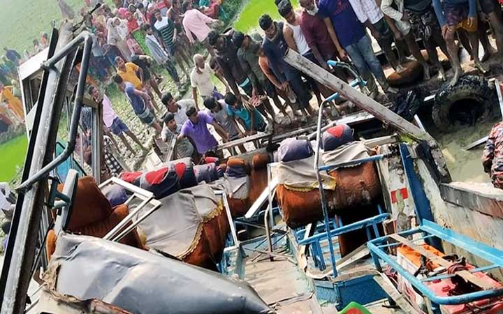 বগুড়ায় বাস খাদে পড়ে ২জন নিহত