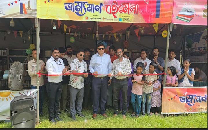 বরগুনায় বিশ্ব সাহিত্য কেন্দ্রের ভ্রাম্যমাণ বইমেলার উদ্বোধন