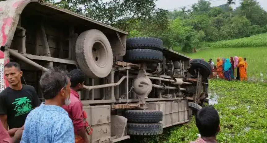 পাবনায় বাস নিয়ন্ত্রণ হারিয়ে খাদে, দুই নারী নিহত ২০ আহত