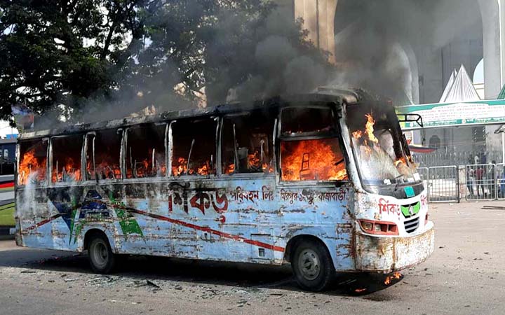 বায়তুল মোকাররমের সামনে চলন্ত বাসে আগুন