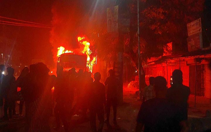 যশোরে দাঁড়িয়ে থাকা বিআরটিসি বাসে আগুন