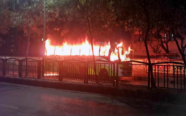 সুত্রাপুরে ফায়ার স্টেশনের সামনেই বাসে আগুন