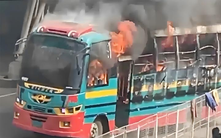 অবরোধের সকালে ধানমন্ডিতে বাসে আগুন