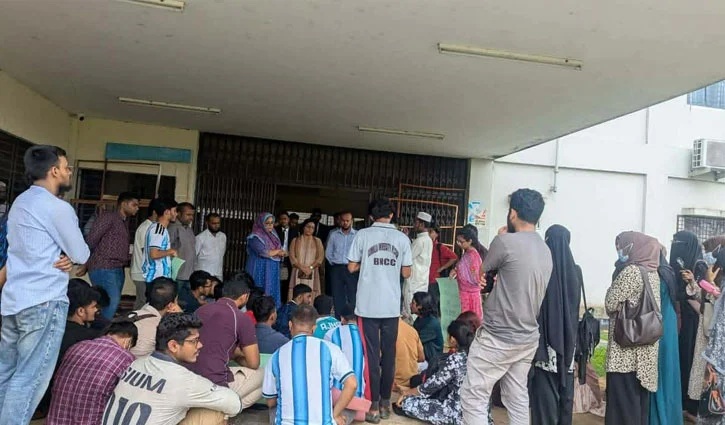 ৬ দফা দাবিতে কুবির আইন বিভাগে শিক্ষার্থীদের অবস্থান কর্মসূচি