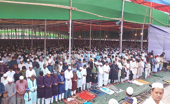 চট্টগ্রামে জমিয়তুল ফালাহ্ মসজিদে প্রথম ঈদ জামাত