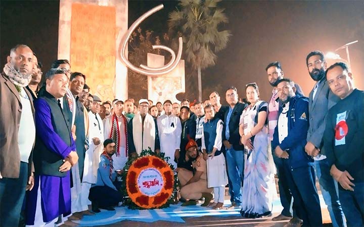 কুবিতে একুশের প্রথম প্রহরে শহীদ বেদীতে শ্রদ্ধা নিবেদন