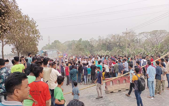 কুবি প্রক্টরের অপসারণের দাবিতে ছাত্রলীগের ঢাকা-চট্টগ্রাম মহাসড়ক অবরোধ