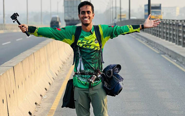 ৩০০ কিলোমিটার পায়ে হেঁটে বাড়ির পথে চবি শিক্ষার্থী শুভ