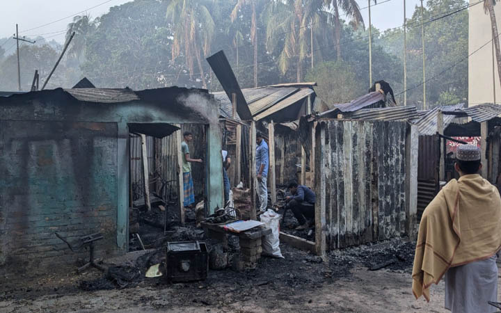চবিতে ৪ দোকান পুড়ে ছাই