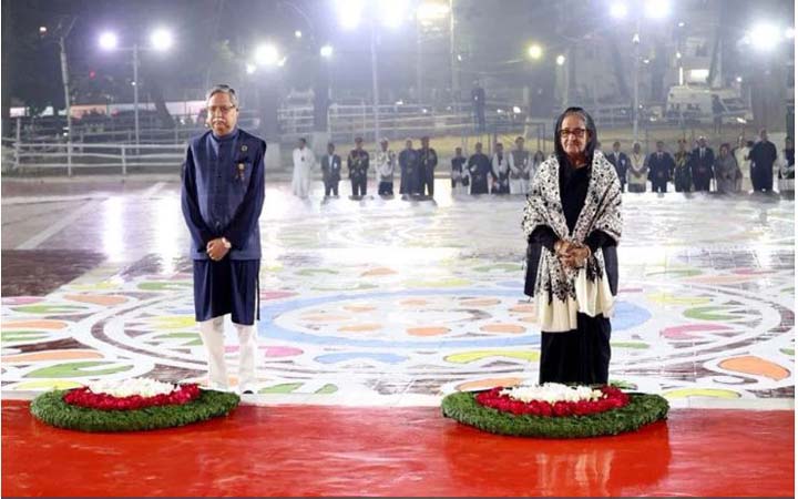 একুশের প্রথম প্রহরে রাষ্ট্রপতি-প্রধানমন্ত্রীর শ্রদ্ধা