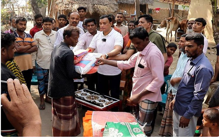 ঠাকুরগাঁওয়ে অগ্নিকাণ্ডে ক্ষতিগ্রস্তদের সহায়তা প্রদান