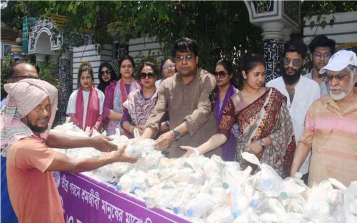 তীব্র দাবদাহে রাজশাহীতে স্যালাইন-পানি বিতরণ