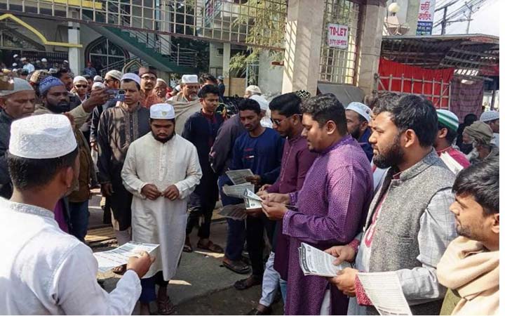 খুলনায় ৭ দফা দাবিতে জাতীয় নাগরিক   কমিটির লিফলেট বিতরণ