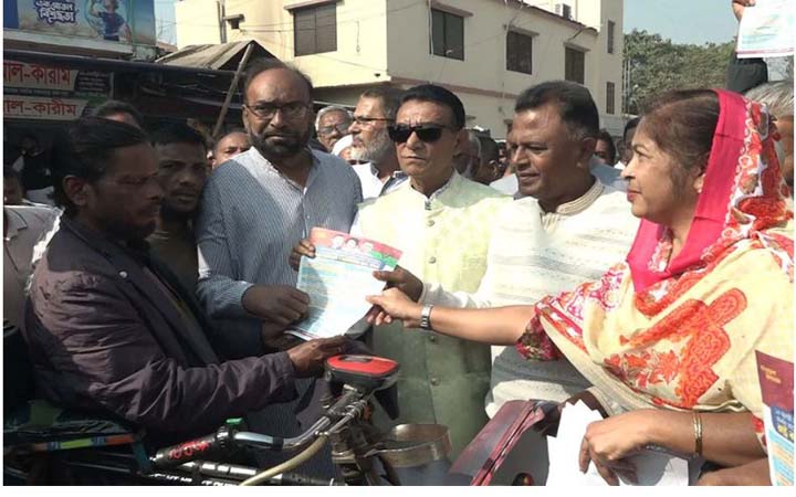 বরিশালে বিএনপির লিফলেট বিতরণ