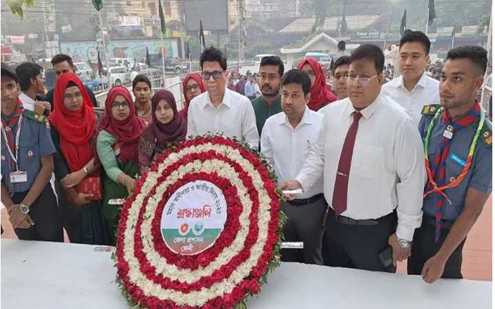 ফেনী শহীদ স্মৃতিস্তম্ভে জনতার ঢল