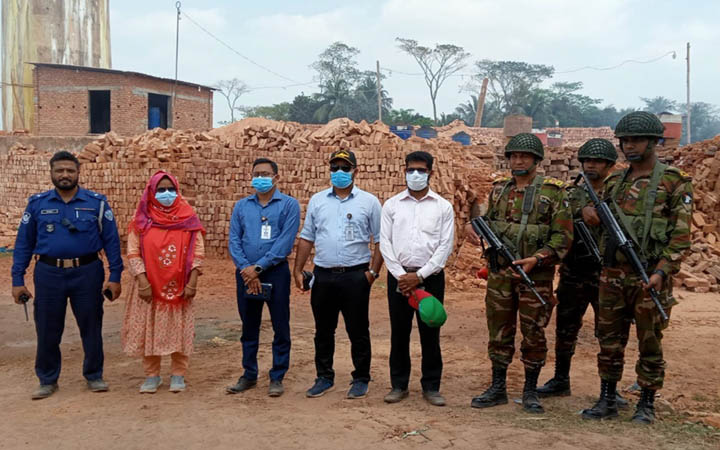 চাঁদপুর সদরে ভেঙে গুঁড়িয়ে দেওয়া হয়েছে ৩ অবৈধ ইটভাটা