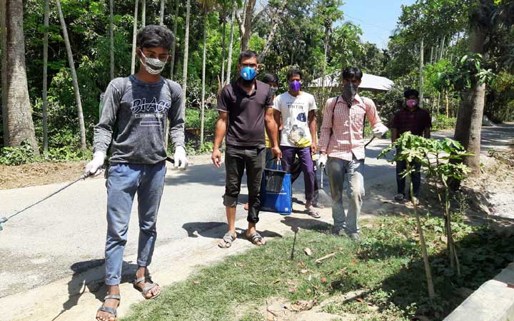চাটমোহরে গ্রামে জীবাণুনাশক ছিটালেন বন্ধু মানব কল্যাণ সংগঠন